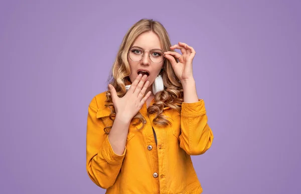 Mujer sorprendida recibiendo noticias impactantes — Foto de Stock