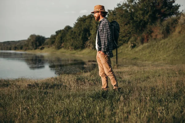 Muž cestovatel stojící u jezera obdivující pohled — Stock fotografie
