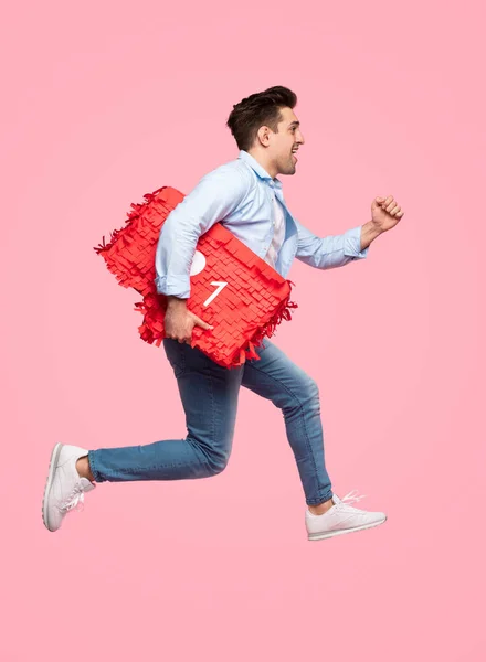 Homem energético com banner de mídia social correndo rápido — Fotografia de Stock
