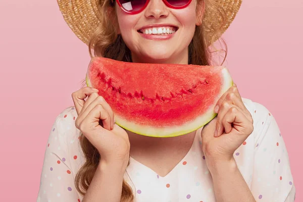 Cultivar alegre jovem senhora com melancia — Fotografia de Stock
