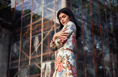 Cam bina dışında şık bir kadın.