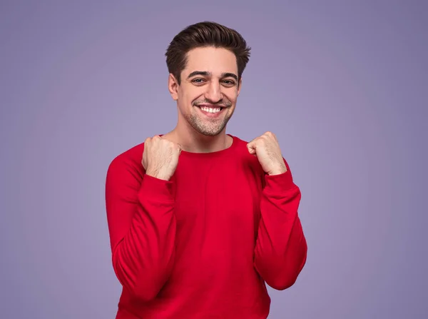 Aufgeregter junger Mann macht Ja-Geste mit Händen — Stockfoto