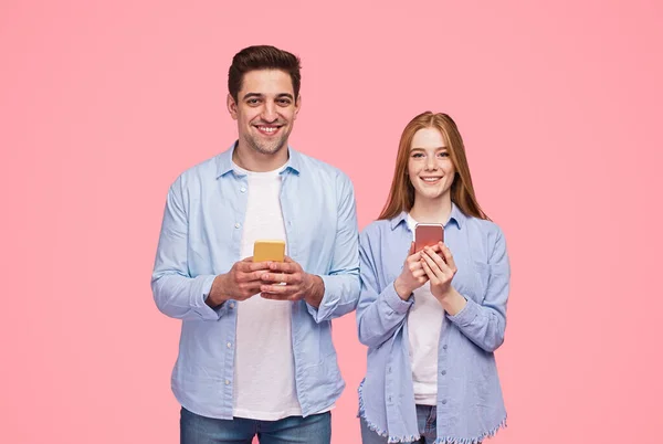 Fröhliches Millennial-Paar mit Smartphones — Stockfoto