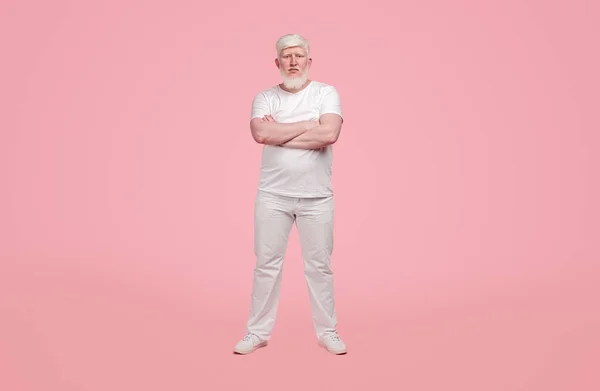 Kollarını kavuşturmuş kendinden emin albino bir erkek. — Stok fotoğraf