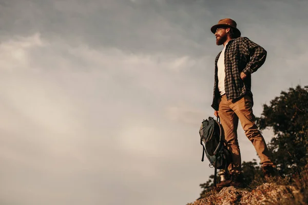 Άντρας ταξιδιώτης στέκεται στην κορυφή του βουνού — Φωτογραφία Αρχείου