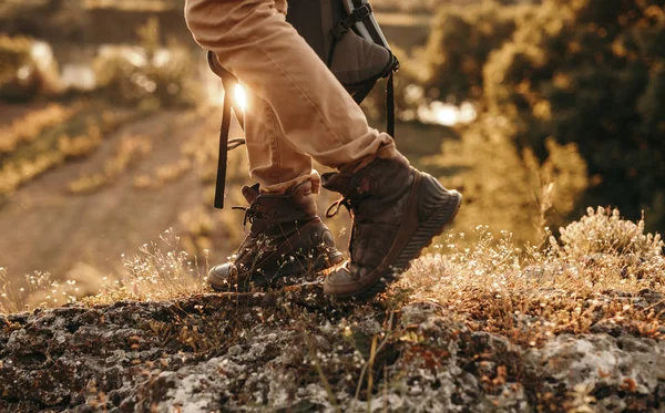 Caminante masculino caminando en el bosque de montaña — Foto de Stock