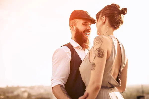 Pareja feliz en la fecha durante la puesta del sol —  Fotos de Stock