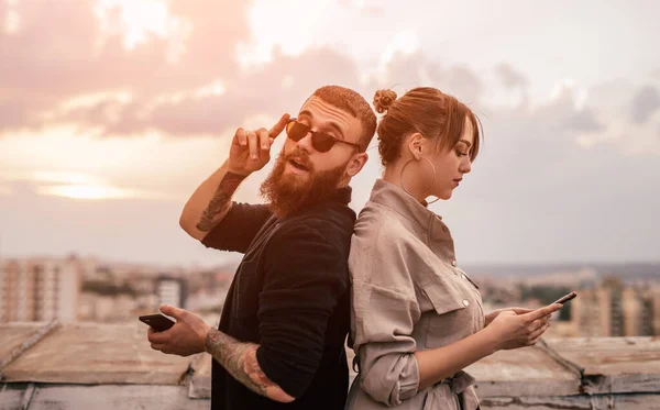 Hombre celoso espiando novia con teléfono inteligente —  Fotos de Stock