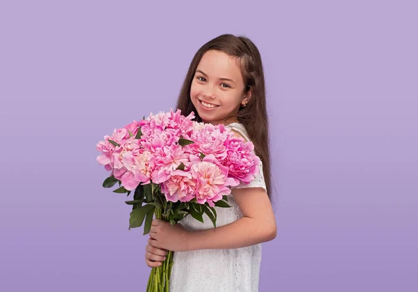 Boldog tini lány rózsaszín virágokkal — Stock Fotó