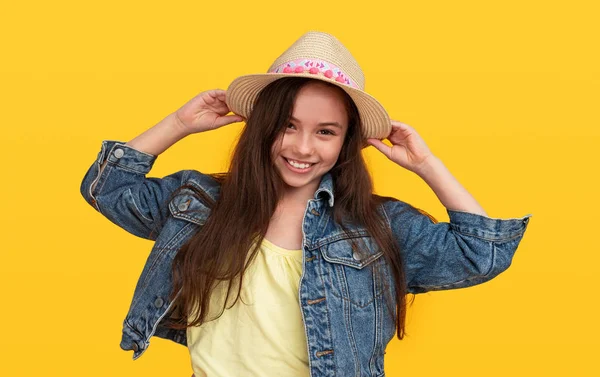 Feliz menina pré-adolescente na moda no fundo amarelo — Fotografia de Stock