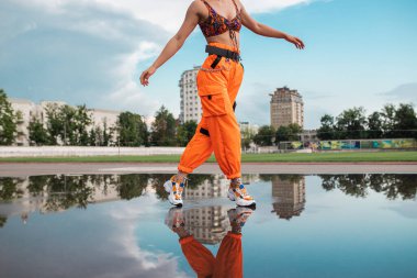 Sokakta yürüyen hasat sporcusu kadın.