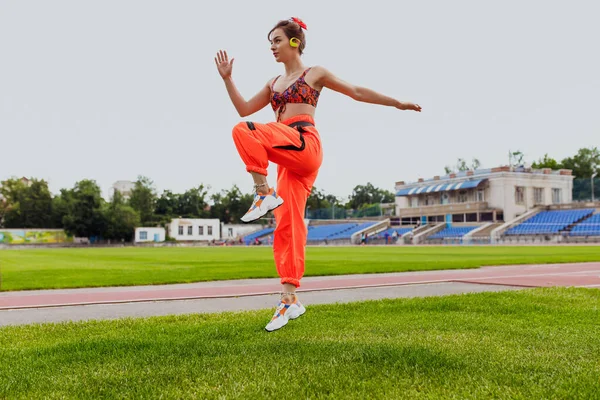 Energetische vrouwelijke atleet oefenen op het stadion — Stockfoto