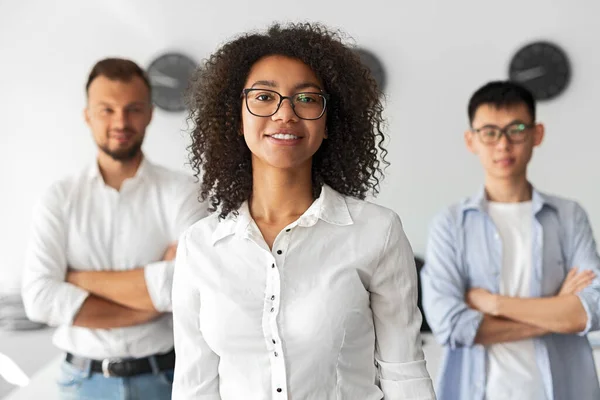 Zwarte vrouw met multiraciale team in het kantoor — Stockfoto