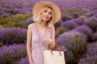 Lavanta tarlasında şık bir kadın.