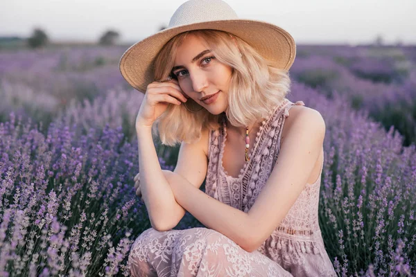 Elegante jovem fêmea descansando no prado de lavanda — Fotografia de Stock