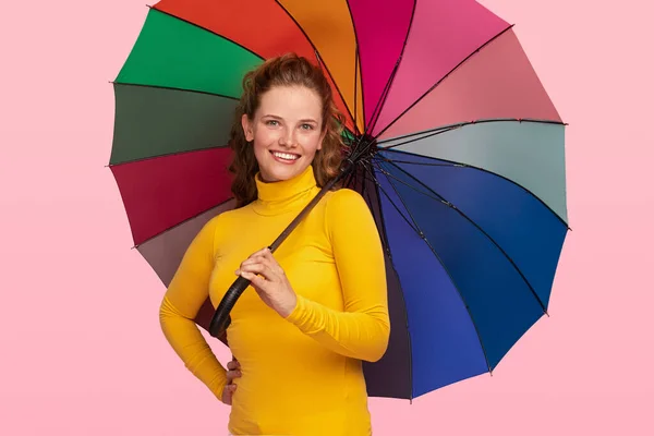 Дружелюбная женщина с красочным зонтиком — стоковое фото
