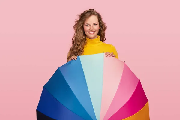 Senhora feliz com guarda-chuva colorido — Fotografia de Stock