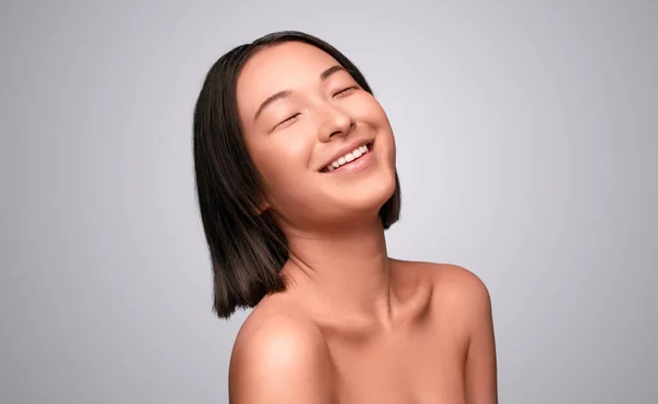 Optimista ázsiai női modell nevetés csukott szemmel — Stock Fotó