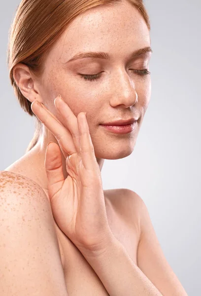 Krásná zázvor žena model dotýká tváře kůže — Stock fotografie