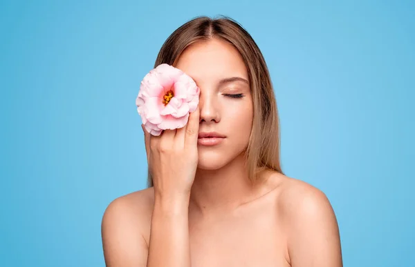 Gyönyörű női modell virág közel szem — Stock Fotó