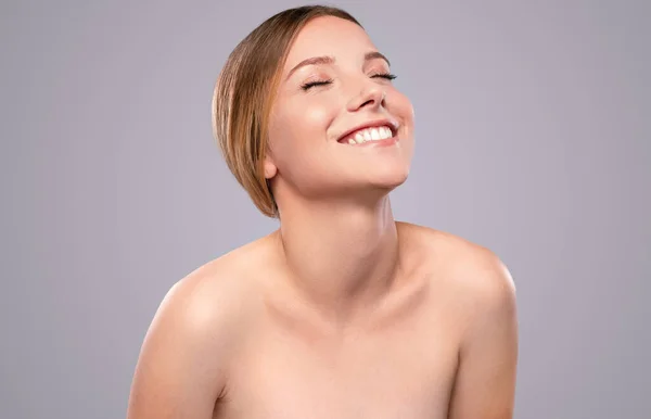 閉じた目ときれいな肌を持つ興奮した若い女性 — ストック写真
