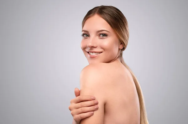 Felice giovane donna con pelle pulita che abbraccia il corpo — Foto Stock