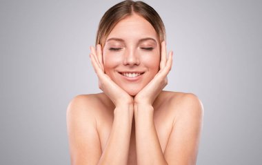 Mutlu model yumuşak tene dokunuyor kapalı gözlerle