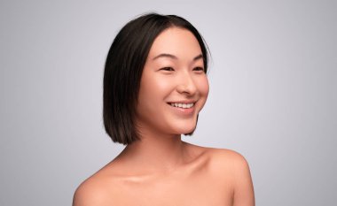 Temiz tenli neşeli etnik bayan.