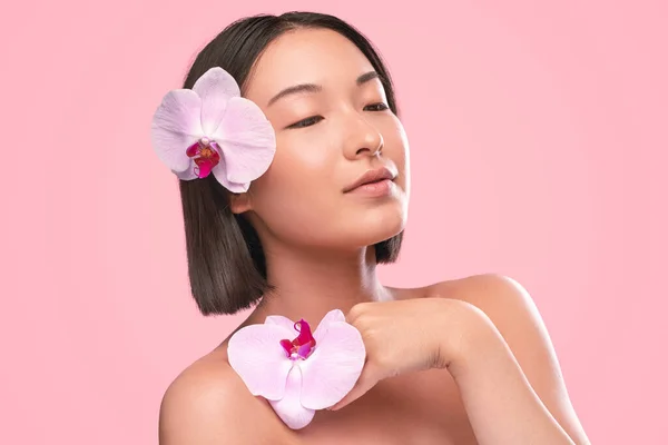 Sensuale donna asiatica con fiori — Foto Stock