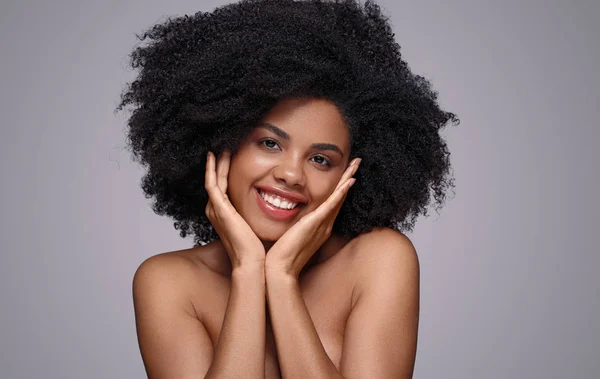 Delighted zwarte vrouw met schone huid — Stockfoto