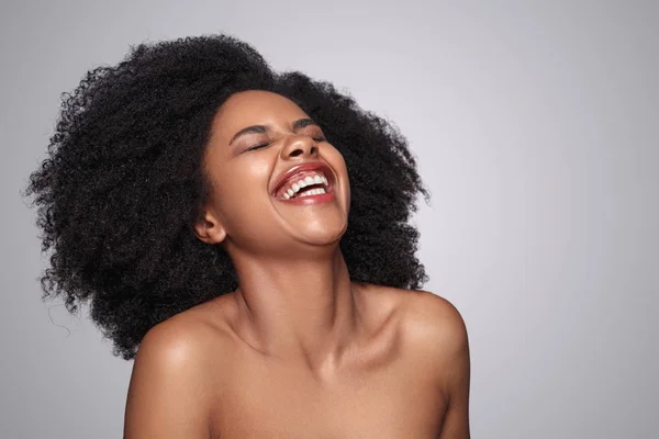 Mooie zwarte vrouw met schone huid lachen — Stockfoto