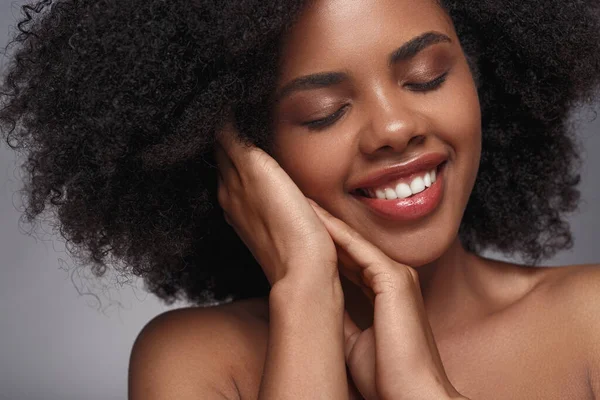 Blij Afrikaanse dame genieten van de huid zachtheid — Stockfoto