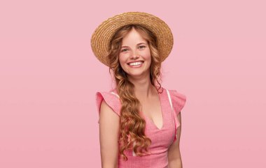 Yazlık kıyafetli iyimser bir kadın.