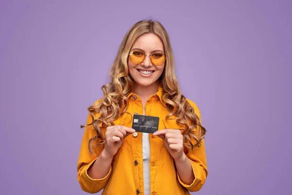 Ευτυχισμένη κοπέλα προβολή πιστωτικών καρτών — Φωτογραφία Αρχείου