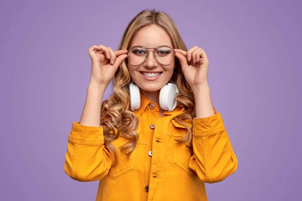 Mulher adolescente brilhante em óculos e fones de ouvido — Fotografia de Stock