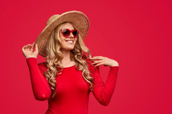 Mujer feliz en sombrero de paja y gafas de sol de vacaciones — Foto de Stock
