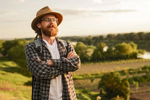 Homem adulto inspirado com mochila na natureza — Fotografia de Stock