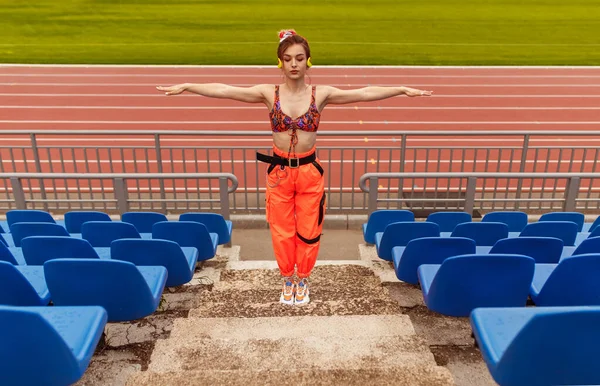 Μοντέρνο σπορ γυναίκα άσκηση στο διάδρομο του σταδίου — Φωτογραφία Αρχείου
