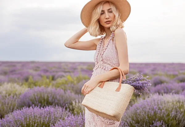 Wanita bergaya dengan tas di bidang lavender — Stok Foto