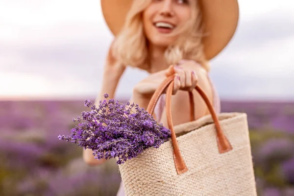 Χαρούμενη γυναίκα που μεταφέρει λεβάντες σε τσάντα — Φωτογραφία Αρχείου