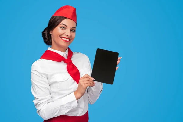 Vriendelijke stewardess reclame boeken app — Stockfoto