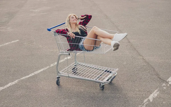 Bezstarostný hipster relaxační v nákupním košíku — Stock fotografie