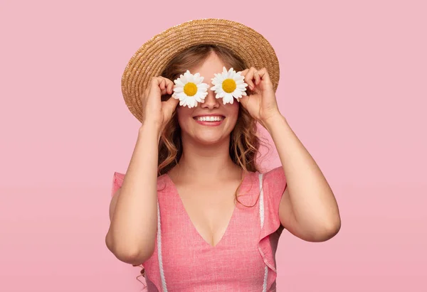 Funny woman with daisy eyes on summer day — Stock Photo, Image