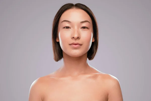 Kínai hölgy tiszta bőr néz kamera — Stock Fotó