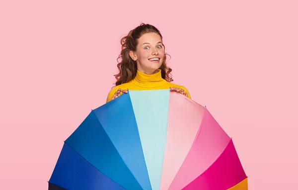 Joven hembra alegre con paraguas colorido — Foto de Stock
