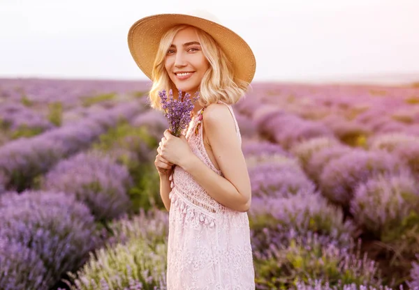 Fröhliche Frau mit Lavendel im Feld — Stockfoto