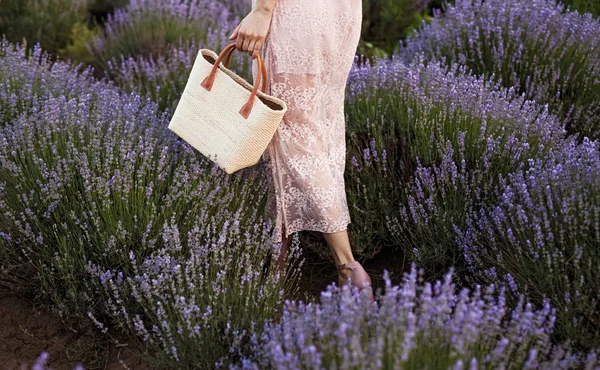 พืช ผู้หญิงสง่างาม เดินในสนามลาเวนเดอร์ — ภาพถ่ายสต็อก
