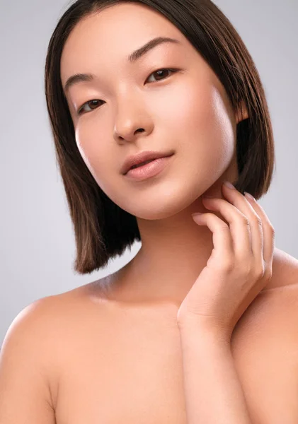 Csinos ázsiai nő megható arc — Stock Fotó