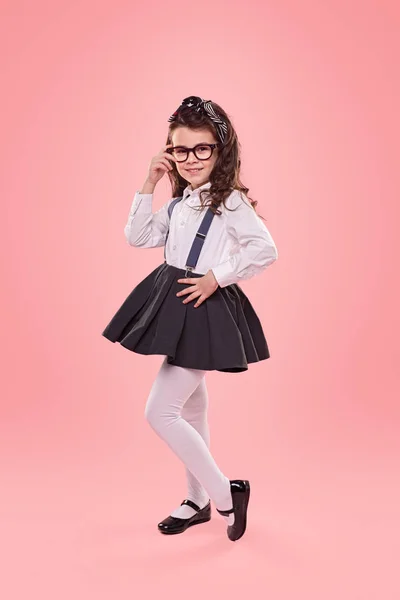 Criança inteligente elegante ajustando óculos — Fotografia de Stock
