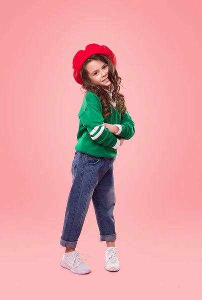 Menina na moda confiante com braços cruzados — Fotografia de Stock